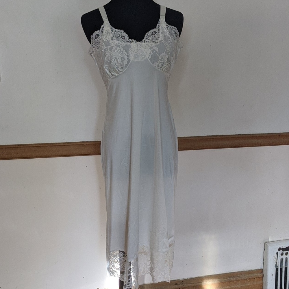 Retro vintage white full slip size 32